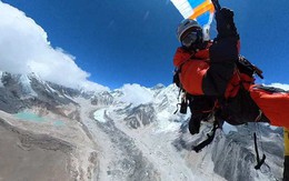 Mạo hiểm nhảy dù từ núi Everest, người đàn ông đi vào lịch sử thế giới