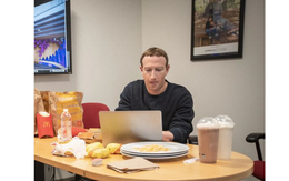 'Chán ghét' Apple, Mark Zuckerberg dùng Photoshop xóa logo Táo Khuyết để dân mạng không biết mình dùng MacBook