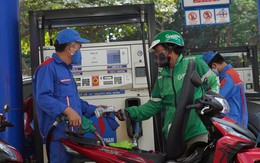 Điêu đứng vì giá xăng tăng