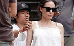 Angelina Jolie tái xuất rạng ngời trên phim trường, Pax Thiên chăm sóc mẹ tận tình