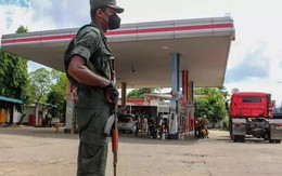 Xếp hàng chờ đổ xăng 5 ngày, tài xế tử vong trong xe