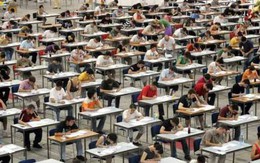 Chuyện 2 trường đại học danh giá bậc nhất Trung Quốc tranh giành thủ khoa: Gọi điện "đặt cọc" trước, ngồi chờ điểm với học sinh, sợ chậm chỉ 1 phút là mất nhân tài