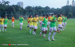 U19 Việt Nam ra sân tập luyện sau khi di chuyển "hành xác" tới Indonesia