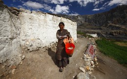 Khi nước ẩn chứa một mối đe dọa vô hình: Vết sẹo do nhiễm độc thạch tín ở Nepal