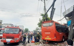 Xe khách lao vào quán cà phê, 5 người thương vong