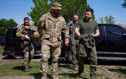 Tổng thống Ukraine thăm các binh sỹ ở Donbass