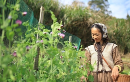 Cô gái trẻ lên núi xây nhà đẹp như chuyện cổ tích, tự tay nuôi gà nuôi vịt, may quần áo ôm giấc mơ "làm" Lọ Lem