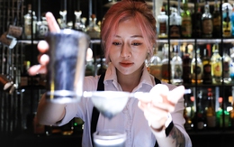 Nữ bartender xinh đẹp hút nửa triệu fan với những màn pha rượu như múa