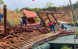 Sập nhà ở Thanh Hoá, cả gia đình 3 người mắc kẹt