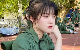Nữ sinh khiến cộng đồng mạng ‘xao xuyến’ với nhan sắc ngọt ngào trong kỳ học quân sự