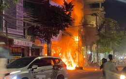 Hai ngôi nhà bị thiêu rụi trong đám cháy lớn ngay gần cây xăng