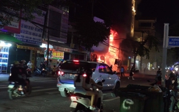 Quảng Ngãi: Cháy dữ dội trong đêm, 2 căn nhà bị thiêu rụi