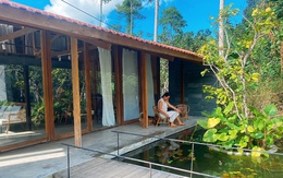 Bỏ phố về quê, cặp vợ chồng xây nhà gỗ trong vườn bưởi: Khung cảnh khiến tất cả trầm trồ