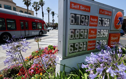 Giá xăng toàn cầu đột ngột lao dốc - thổi bay lợi nhuận của các nhà máy lọc dầu