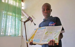 Với dây điện và vài lon nước ngọt, một cậu bé 12 tuổi tại Châu Phi đã chế tạo một chiếc kính thiên văn có thể quan sát được bề mặt của Mặt Trăng