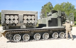 Cận cảnh quá trình nạp đạn cho hệ thống pháo phản lực phóng loạt M270 MLRS
