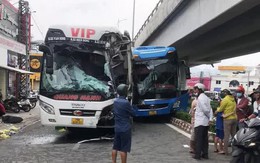Khánh Hòa: Hai xe khách "kẹp nhau" dưới chân cầu vượt, 1 người chết