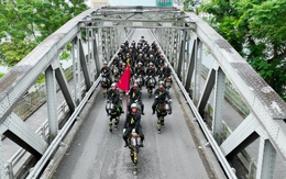 40 chiến sĩ Cảnh sát Cơ động cưỡi ngựa qua cầu Trường Tiền thu hút sự chú ý của người dân