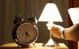 Ngủ bật đèn ảnh hưởng tới sức khỏe