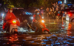 Mưa xối xả khiến đường Hà Nội chìm trong "biển nước", sóng đánh đổ xe máy