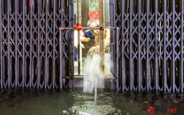 Hà Nội: Cơn mưa lớn kéo dài, nhiều tuyến phố ngập úng, người dân phải dùng xô tát nước ra khỏi nhà
