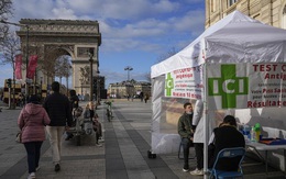 Vượt mốc 200.000 ca/ngày, Pháp bước vào làn sóng COVID-19 thứ 7