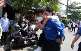 Nam sinh lớp 11 ở Đà Nẵng cõng thí sinh bị gãy chân vào phòng thi