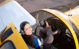 Cô gái không tay đầu tiên trở thành phi công: Chỉ mất 3 năm để chinh phục ước mơ