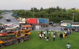 Xe cẩu mất lái tông hàng loạt ô tô, xe máy ở chân cầu Thăng Long, 1 người chết