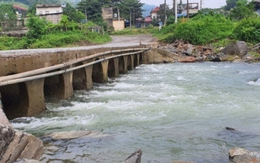 Tấm biển “lạ” bên dòng suối cạn ở Lào Cai