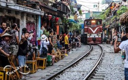 Khách Tây thích thú với những điều học được khi tới Việt Nam: Tình yêu chỉ từ chiếc xe máy