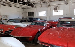 Cận cảnh bộ sưu tập xe cổ khổng lồ được cất giấu hơn 30 năm