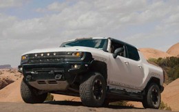 Muốn mua phải đợi 17 năm còn xe 'lướt' đắt gần gấp 3 xe mới, chiếc ô tô điện này có gì mà hot đến vậy?