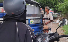 Vô tình gặp 2 người đàn ông trong lúc dắt bộ vì xe hết xăng và cái kết không ngờ