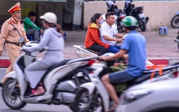 Lái xe máy vô tư đi ngược chiều trước mặt CSGT tại nút giao thông ‘nóng’ Hà Nội