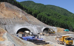 Nhộn nhịp đại công trường đào hầm xuyên núi Thần Vũ để làm cao tốc Bắc - Nam