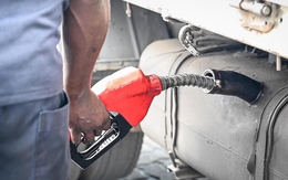 Mất vài ngày xếp hàng mua xăng bỗng trở thành cơ hội để người dân Sri Lanka kiếm bộn tiền