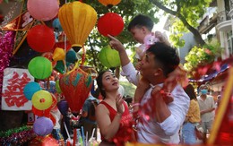 Hà Nội: Phố Hàng Mã chật kín người đổ về vui chơi trước Trung thu, trẻ em được người lớn kiệu ''rước đèn ông sao"