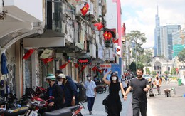 Đường phố TPHCM rực rỡ cờ hoa chào mừng 'Tết độc lập'