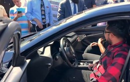 Thương thầy giáo đi làm xa, học trò mua tặng ô tô kèm cả bảo hiểm thân vỏ, thẻ xăng