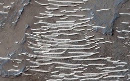 NASA chụp được bậc thang băng ở hành tinh khác: Nơi sự sống ẩn mình?