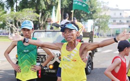 ‘Dị nhân’ ăn mì tôm vô địch Marathon