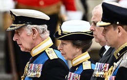 Chùm ảnh: Khoảnh khắc xúc động của Hoàng gia Anh khi tiễn đưa Nữ hoàng Elizabeth II