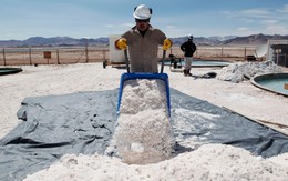 Giá 'vàng trắng' thiết lập kỷ lục mới - các nhà sản xuất ô tô điện như ngồi trên đống lửa