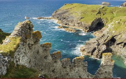 Lâu đài Tintagel của vua Arthur có nguy cơ đổ  xuống biển do biến đổi khí hậu