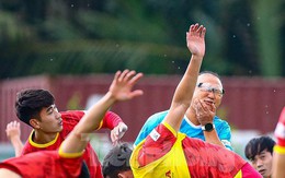 HLV Park Hang-seo trổ tài ‘ăn vạ’ lính trẻ Viettel