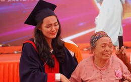 Xúc động hình ảnh bà nội 83 tuổi vượt gần 2.000km dự lễ tốt nghiệp của cháu gái
