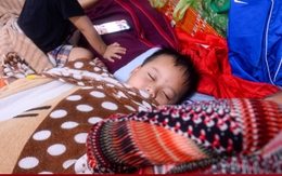 Ảnh: Giấc ngủ tạm của trẻ nhỏ miền biển Thừa Thiên - Huế tại nơi trú bão