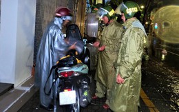 Cảnh sát giúp người bị lỡ đường trong đêm mưa bão Noru