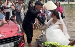 Chú rể ở Nghệ An dùng thuyền rước dâu vào hôn trường